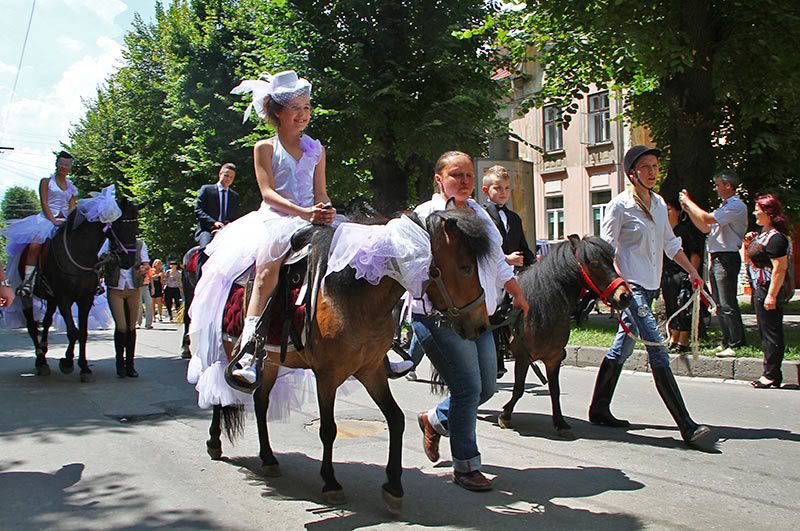 Петрівський ярмарок-2010 в Чернівцях, парад Наречених