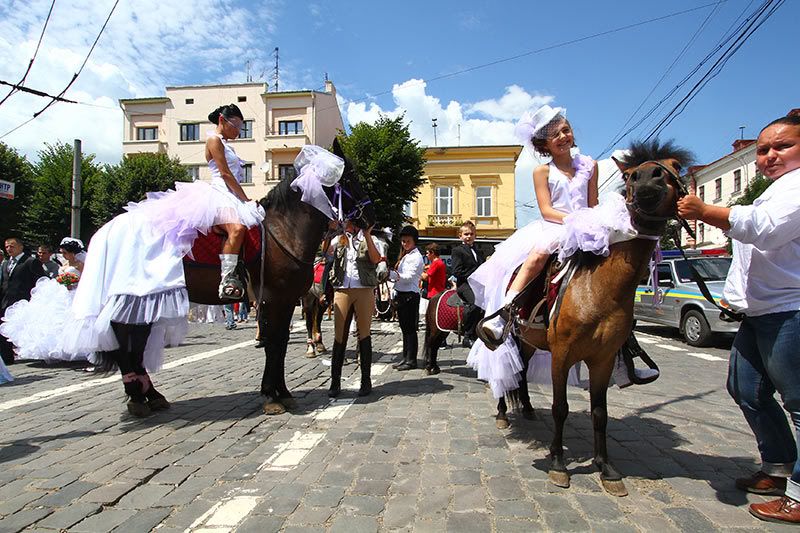 Петрівський ярмарок-2010 в Чернівцях - парад наречених
