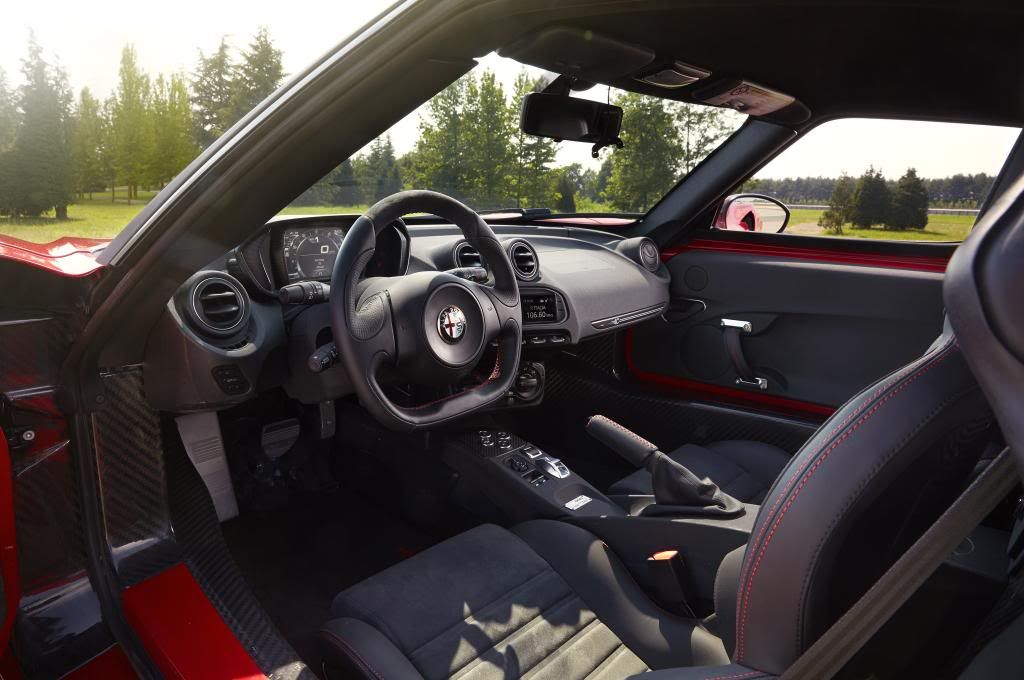 2014-Alfa-Romeo-4C-front-interior_zps9e8