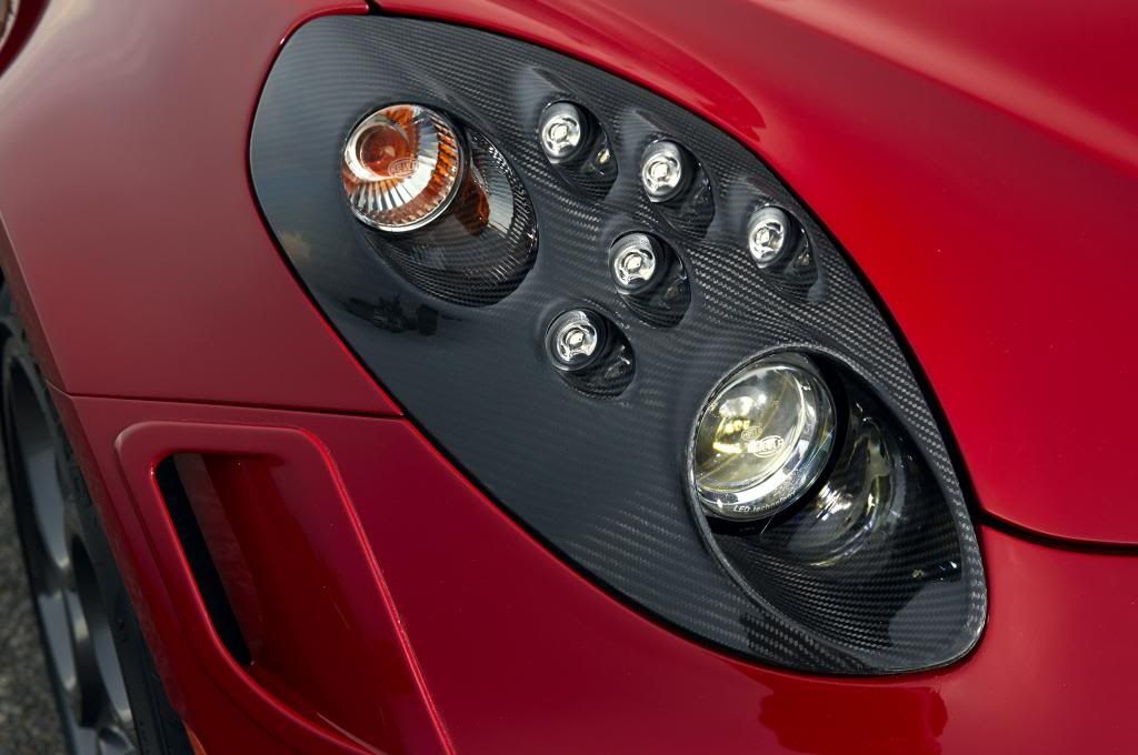 2014-Alfa-Romeo-4C-headlight_zpsb12fa1f9