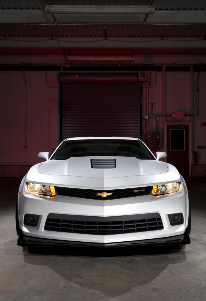 2014-Chevrolet-Camaro-Z28-front-end-2_zp