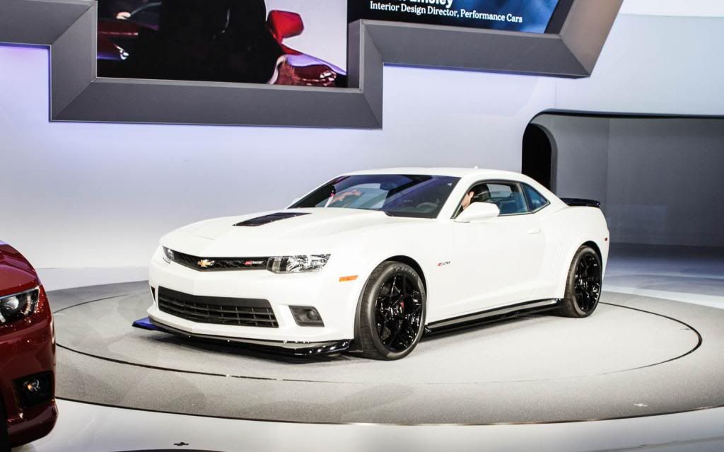 2014-Chevrolet-Camaro-Z28-front-three-qu