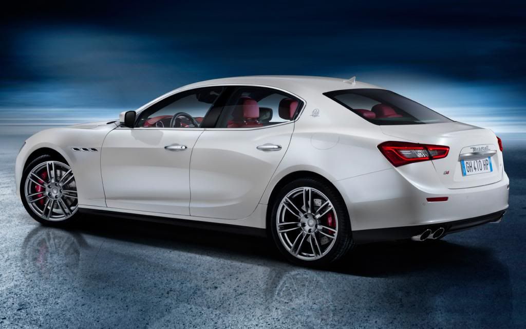 2014-Maserati-Ghibli-sedan-rear-three-qu