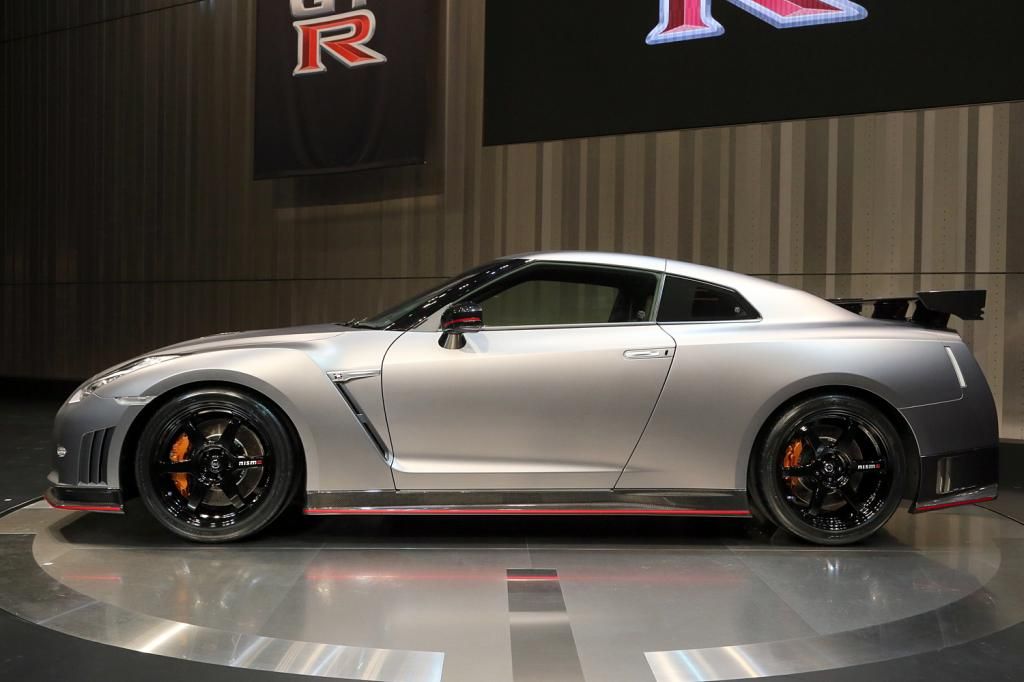 2015-nissan-gt-r-nismo-live-reveal-side_