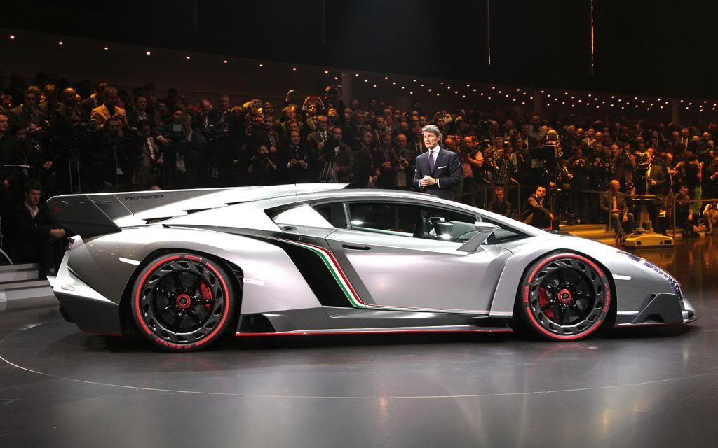 Lamborghini-Veneno-side_zps4731c5e3.jpg