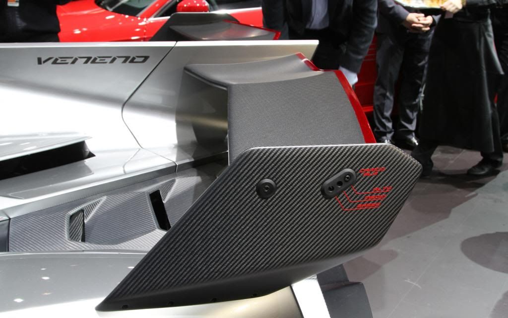 Lamborghini-Veneno-wing1_zps8dec8235.jpg