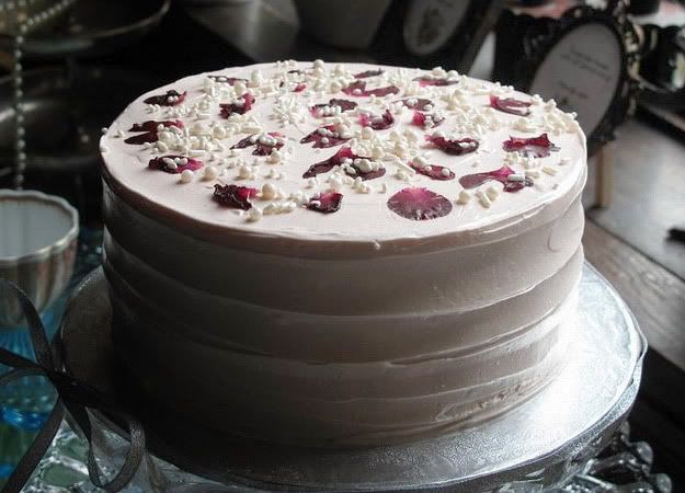 The wedding cake of daniel hall and rhiannon thomas