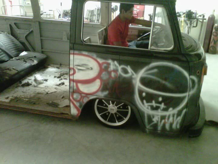 http://i599.photobucket.com/albums/tt79/dubstinkz/slammedlatebay.jpg