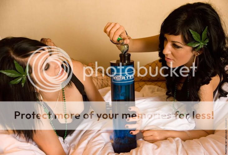 girls_smoking_bong.jpg